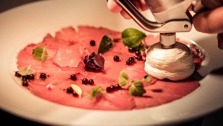 Η πολυσυλλεκτική κουζίνα του Αντώνη Πεχλιβανάκη