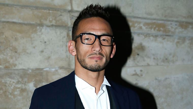 Ο Hidetoshi Nakata κοντράρει στιλιστικά τον David Beckham