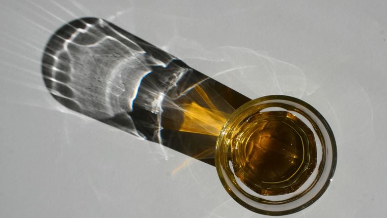 Johnnie Walker σε χάρτινα μπουκάλια από το 2021