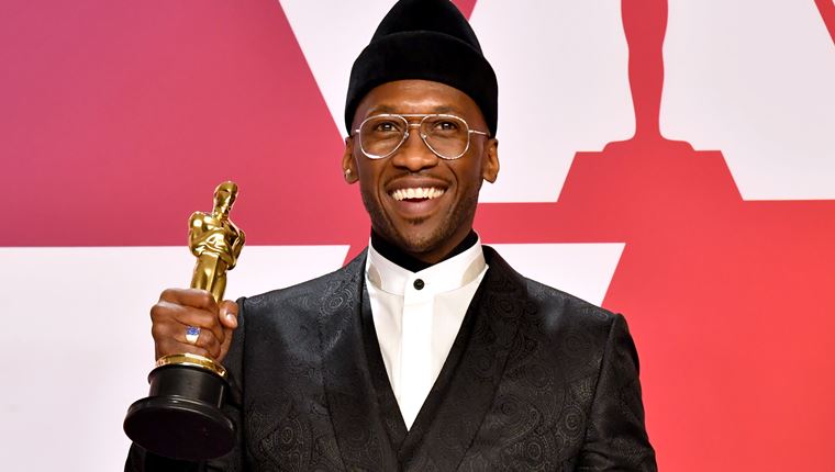 Μία ματιά στις απίθανες εμφανίσεις του Mahershala Ali στο κόκκινο χαλί