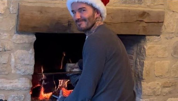 Ο David Beckham ψήνει κάστανα στο τζάκι