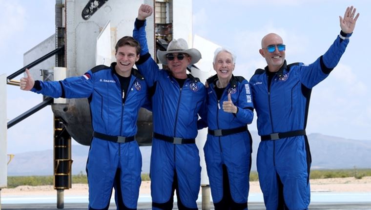 Ο Jeff Bezos λέει ότι η πρώτη του διαστημική πτήση έμοιαζε με μνημόσυνο