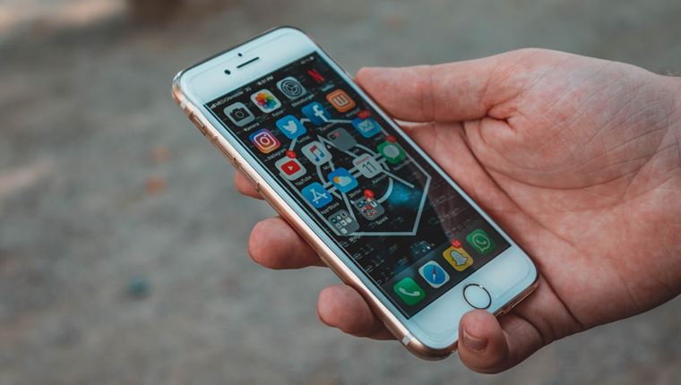 H Ρωσία βάζει φρένο στο μονοπώλιο της Apple και της Google