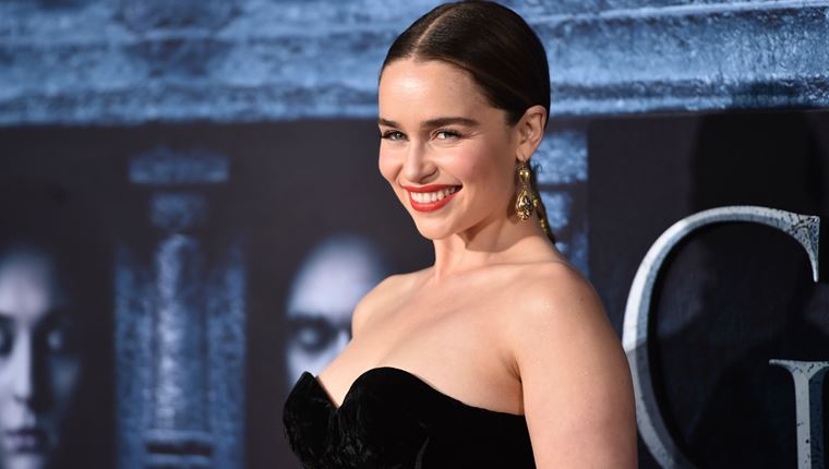 Η αυτοκρατορική γοητεία της Emilia Clarke