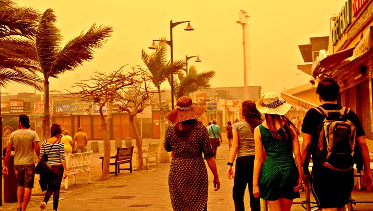 Φωτογραφίες από τις αμμοθύελες που σάρωσαν τα Κανάρια Νησιά