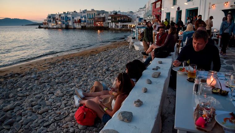 Σε καραντίνα λόγω Covid-19 Μύκονος και Χαλκιδική