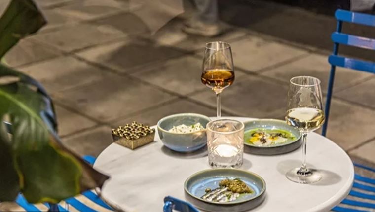 O Romain Gavras απέκτησε δικό του wine bar στο Νέο Κόσμο