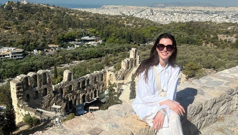 H Anne Hathaway ανεβάζει υπέροχες εικόνες από Ελλάδα στο instagram
