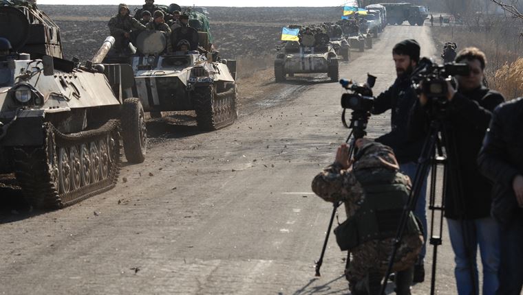 Σε εμπόλεμη ζώνη, πρώτη φορά