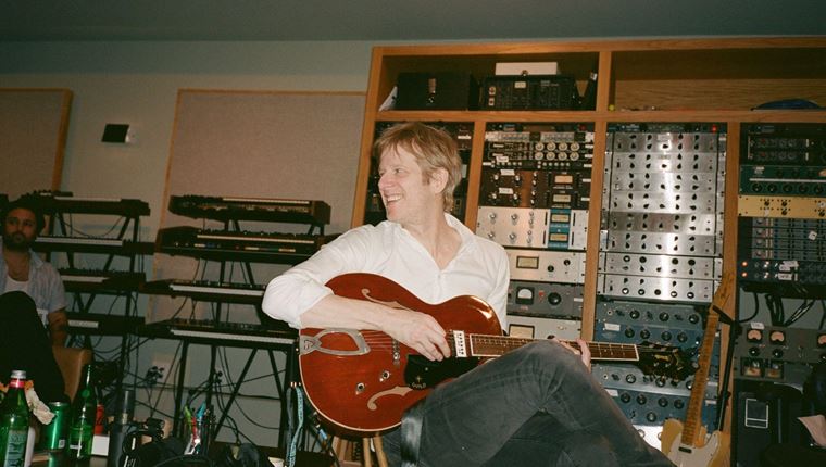 Μόλις ακούσαμε -και κολλήσαμε με- τα 2 ολοκαίνουργια τραγούδια των Spoon