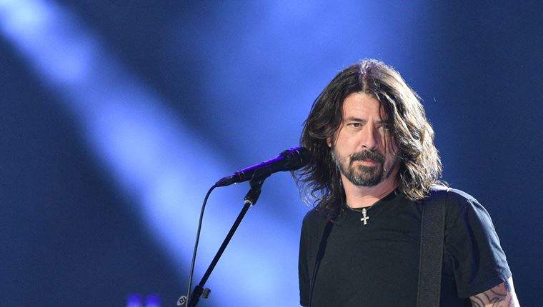 Στα ελληνικά η αυτοβιογραφία του Dave Grohl, ντράμερ των Nirvana και μπροστάρη των Foo Fighters