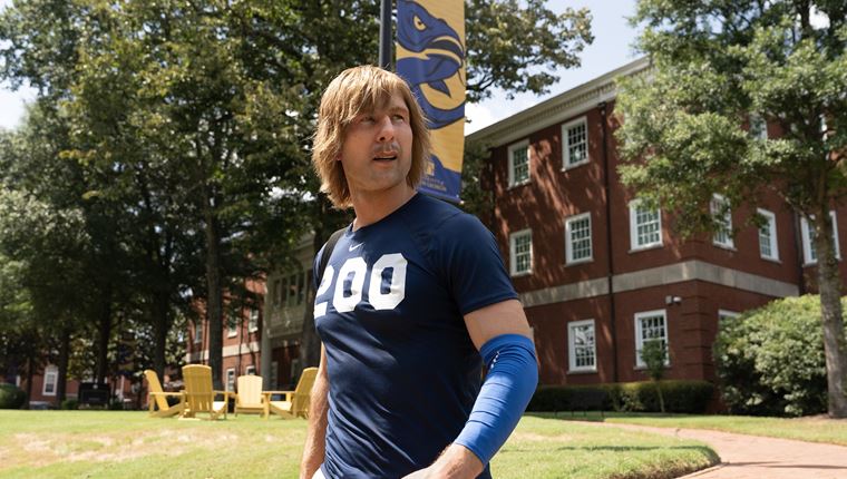 Αυτή ίσως είναι η feel-good κωμωδία που χρειαζόμαστε μέχρι να βγει επιτέλους το Ted Lasso