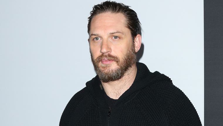 O Tom Hardy 'γλυκοιτάζει' το κινηματογραφικό Peaky Blinders