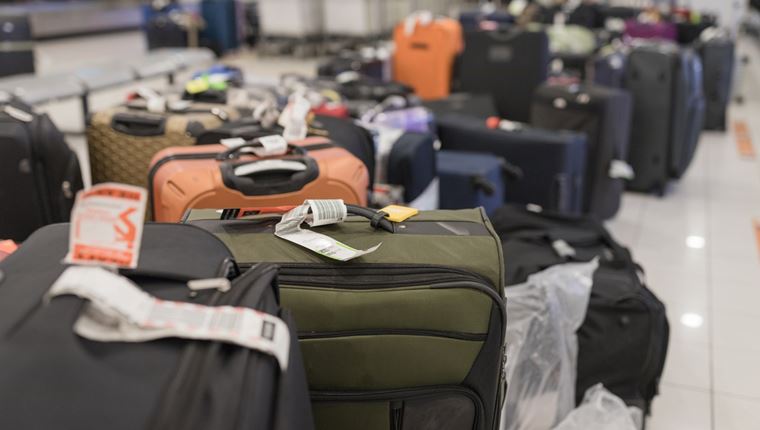 Να γιατί πρέπει πάντα να αφαιρείς τα παλιά αυτοκόλλητα από τη βαλίτσα σου