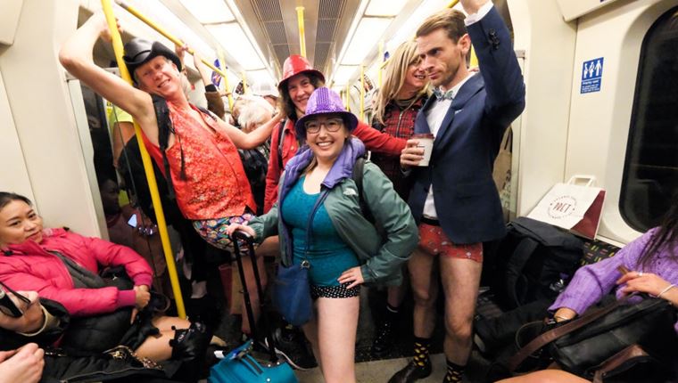 Γιατί κάτοικοι του Λονδίνου μπήκαν στο μετρό χωρίς παντελόνι (video)