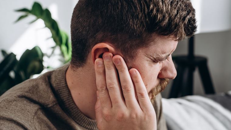 Γιατί βουίζουν συνέχεια τα αφτιά σου;