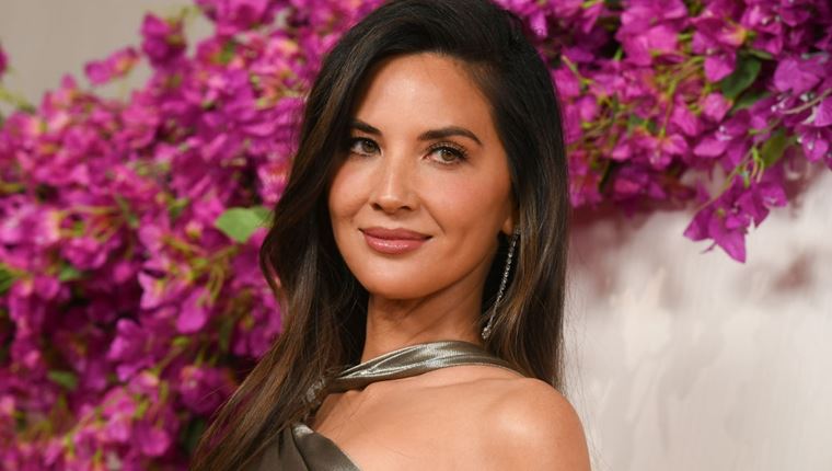 H Olivia Munn φωτογραφήθηκε ημίγυμνη και έδειξε τις ουλές της διπλής μαστεκτομής