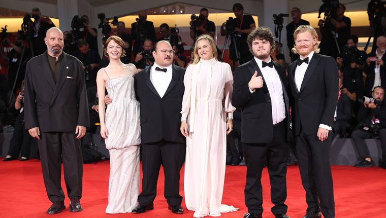 Έχουμε trailer για το Bugonia, τη νέα ταινία του Γιώργου Λάνθιμου - Αποθεώθηκε στο Φεστιβάλ Βενετίας