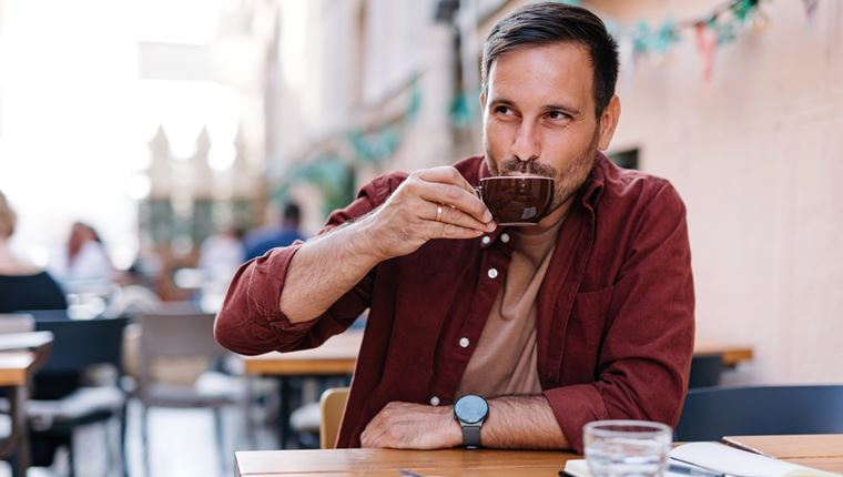 Ο καφές αποδεδειγμένα μας κάνει πιο ευτυχισμένους και το Harvard επιβεβαιώνει