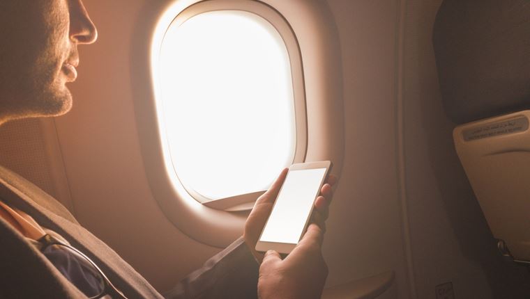 Γιατί πρέπει να βάζεις το κινητό σου σε λειτουργία πτήσης στο αεροπλάνο