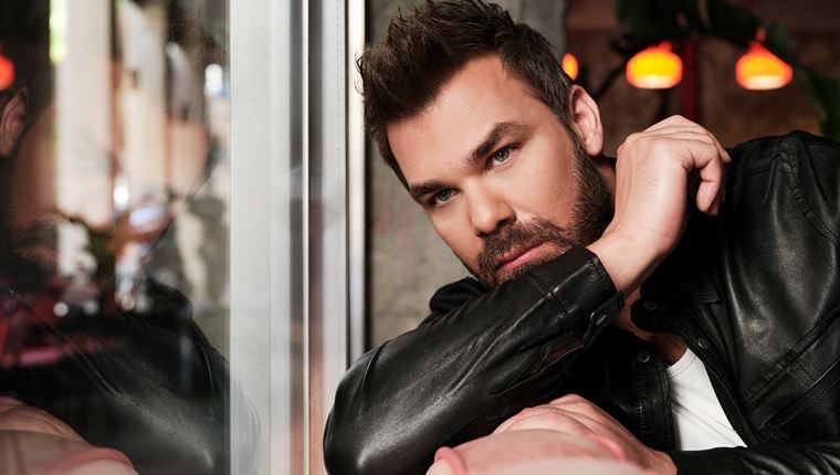 Ο Γιώργος Σαμπάνης τραγουδάει τη ζωή του