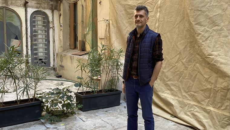 Κώστα Πράπογλου, πώς είναι να μιλά όλη η Αθήνα για την έκθεση Wanderlust / all passports;