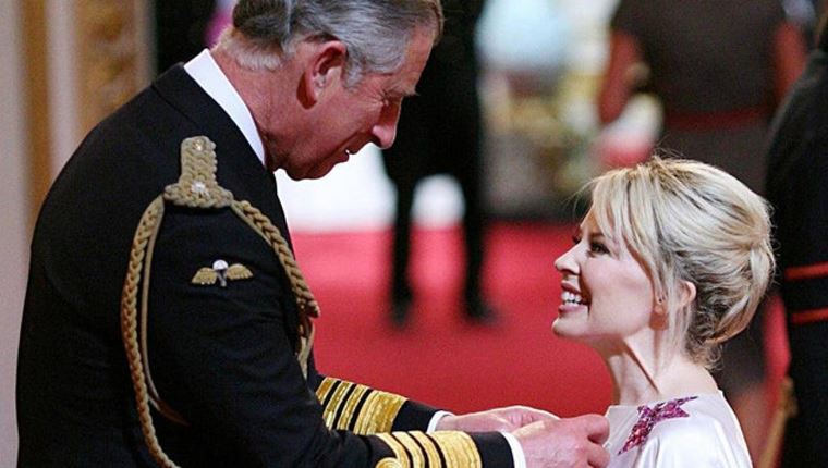 Ο Βασιλιάς Κάρολος χορεύει με Kylie