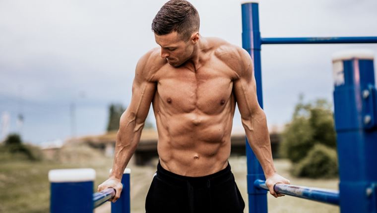 Καλλισθενική γυμναστική vs γυμναστήριο: Τι να προτιμήσεις για περισσότερη μυική μάζα