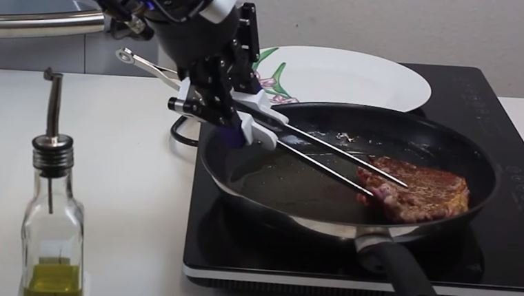 Θα εμπιστευόσουν τη μπριζόλα σου σε αυτό το ρομπότ για να την ψήσει;