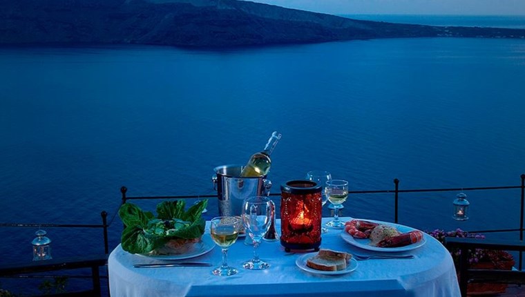 Ο Γκίκας Ξενάκης δημιουργεί με φόντο την Καλντέρα