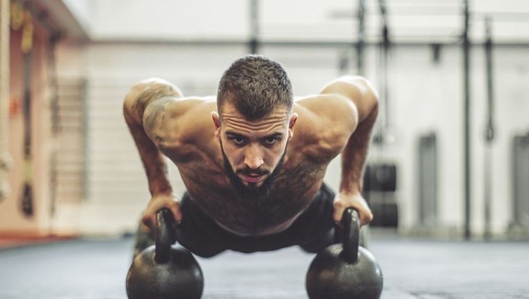 Μία 30λεπτη προπόνηση με αλτήρες για να κάψεις πολύ λίπος