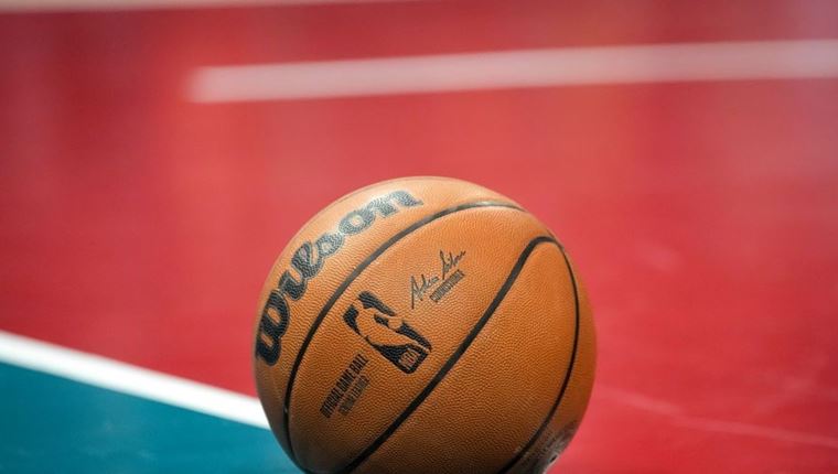 H εξήγηση πίσω από τα χρωματιστά παρκέ στο NBA