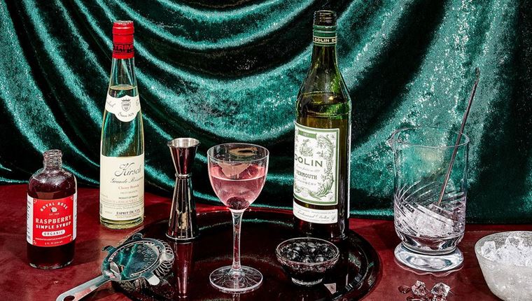 Στο Παρίσι του 1920 με ένα Rose στο χέρι