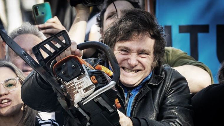 Javier Milei, ο νέος πρόεδρος της Αργεντινής εμφανίζεται με αλυσοπρίονο