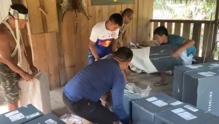 Σε άλλα νέα, ο Elon Musk μύησε τους ιθαγενείς του Αμαζονίου στο πορνό