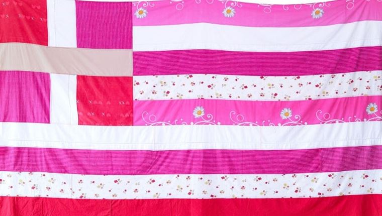 Ο Αρκάς πήρε θέση για τη σημαία με μία ροζ καλημέρα