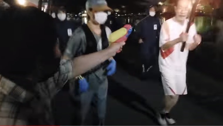 Σε άλλα νέα, κάποιος προσπάθησε να σβήσει την Ολυμπιακή φλόγα με νεροπίστολο