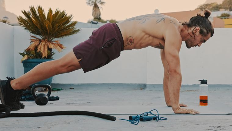 Η άσκηση που κρατά το σώμα νέο