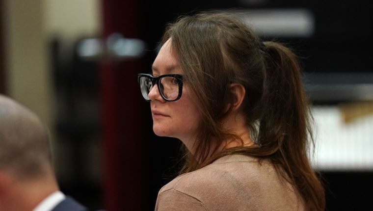 Η Anna Delvey ποζάρει για το εξώφυλλο του ES Magazine