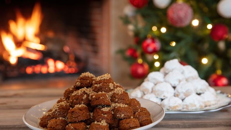 Μελομακάρονο, κουραμπιές ή δίπλες; Ποιο γλυκό είναι πιο υγιεινό;