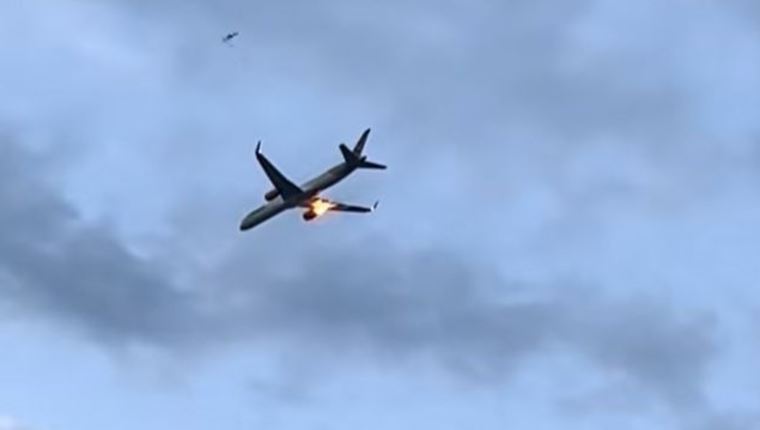 Η στιγμή της έκρηξης σε κινητήρα αεροπλάνου πάνω απ' την Κέρκυρα (βίντεο)