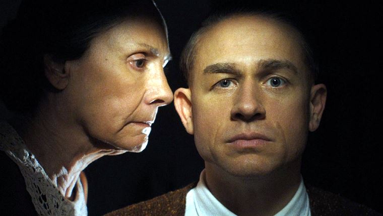 Η ακραία προετοιμασία του Charlie Hunnam για να γίνει ο Εντ Γκιν στο Monster του Netflix