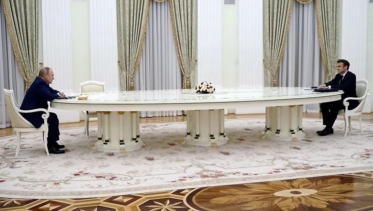 Το Twitter παραληρεί με το τραπέζι που έκατσαν Putin και Macron