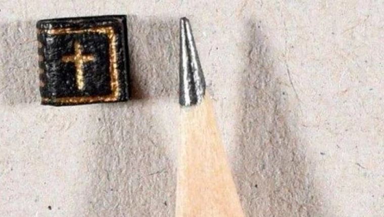 Ένα από τα μικρότερα βιβλία στον κόσμο πωλήθηκε 4.200 Ευρώ