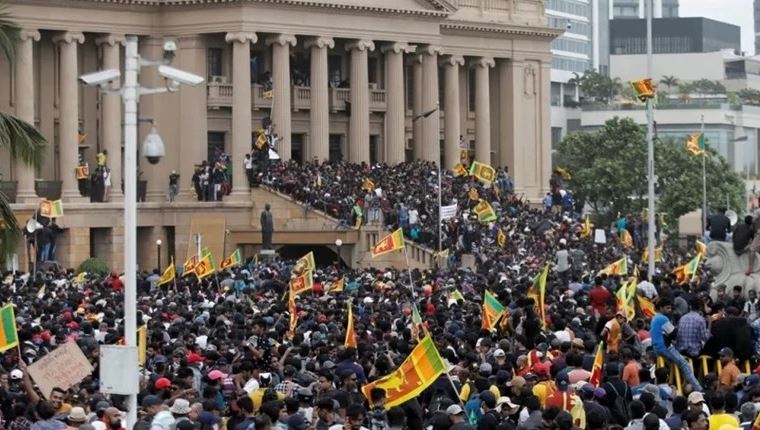 Σρι Λάνκα: Διαδηλωτές πυρπόλησαν την πρωθυπουργική κατοικία