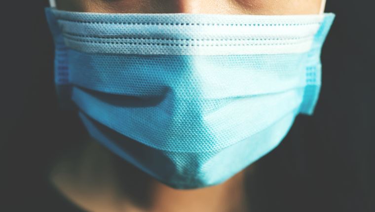 Ο Ηλία Μόσιαλος εξηγεί γιατί δεν πρέπει να κατεβάζουμε τη μάσκα στο πηγούνι