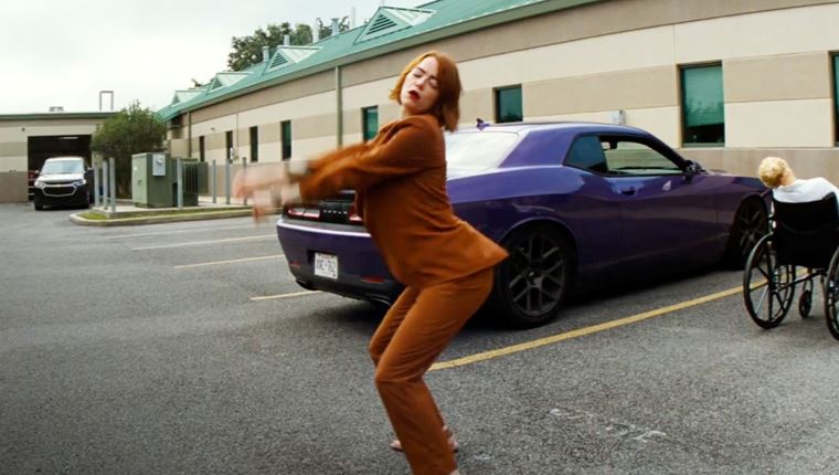 Βρήκαμε το αυτοκίνητο που οδηγεί η Emma Stone στη νέα ταινία του Γιώργου Λάνθιμου