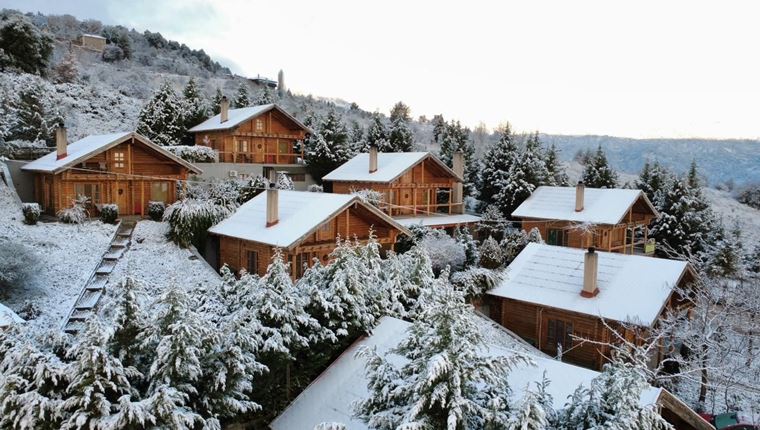 Hyades Mountain Resort: Η εμπειρία του Wooden Cave και η αυθεντική πλευρά των Τρικάλων Κορινθίας