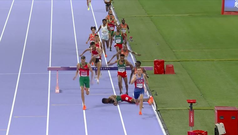 Το σοκαριστικό ατύχημα του Αιθίοπα δρομέα στους Ολυμπιακούς Αγώνες 2024