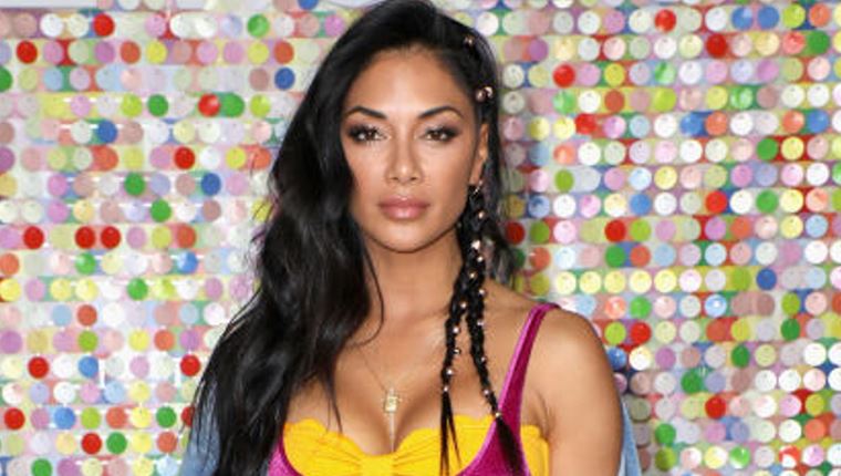 Η Nicole Scherzinger αποχαιρετά τον Ιανουάριο με λευκό μπικίνι